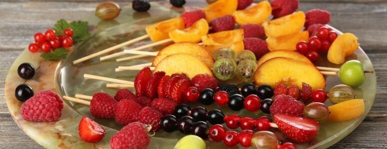 brochetas de frutas con chocolate negro saludable