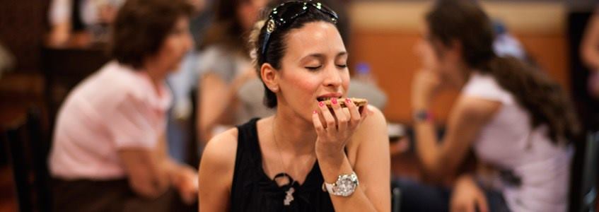 Mujer comiendo desayuno