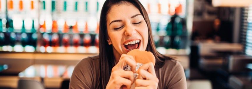 mujer comiendo hidratos dieta cetogenica