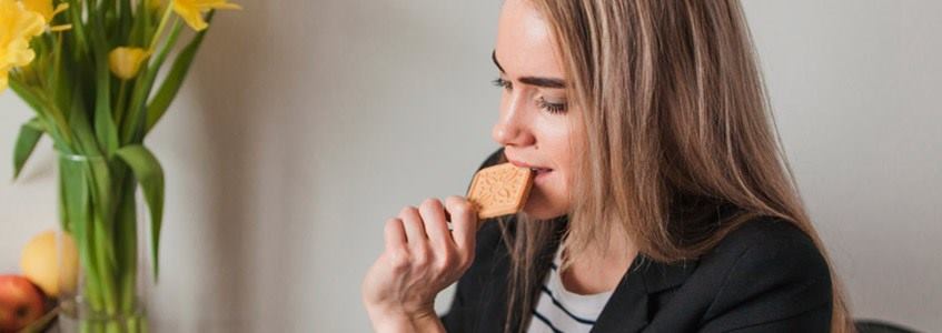 mujer comiendo procesados