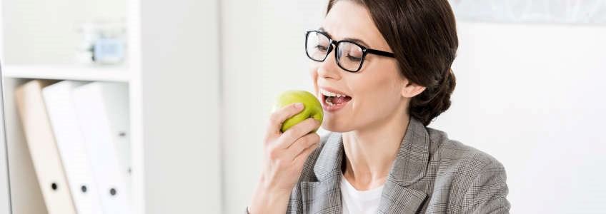 mujer comiendo sano