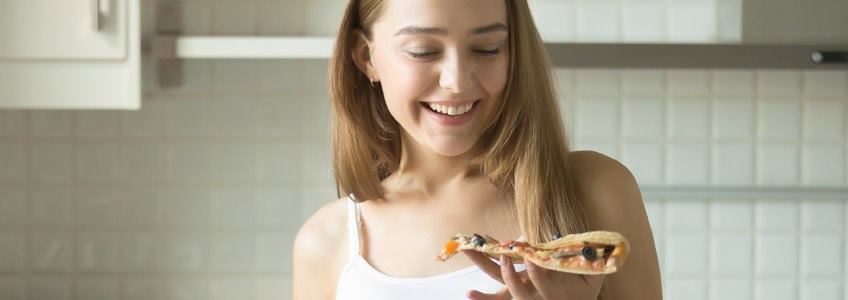 Dieta sin gluten mujer comiendo pizza