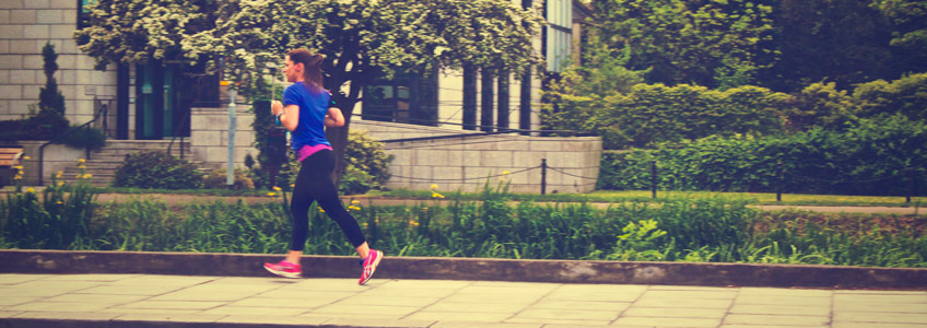 foto de una mujer corriendo por la calle