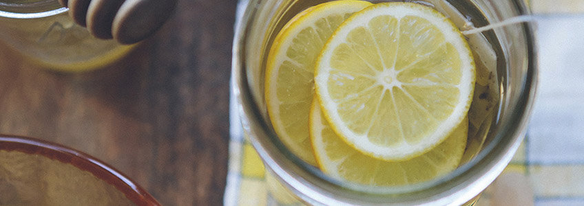 el agua con limon ayuda a adelgazar