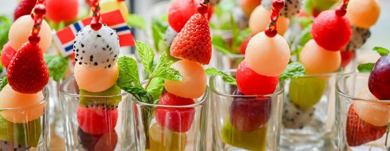 brochetas de frutas con chocolate negro saludable