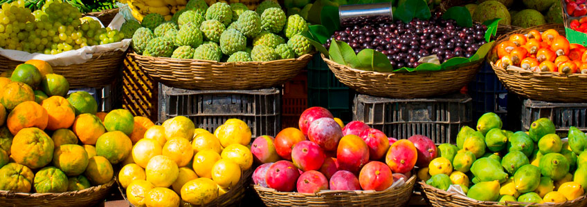 frutas en mercado con bajas calorías