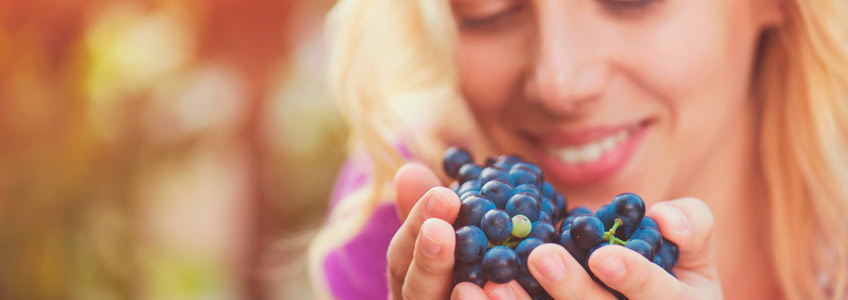 mujer con uvas y efecto sobre el peso